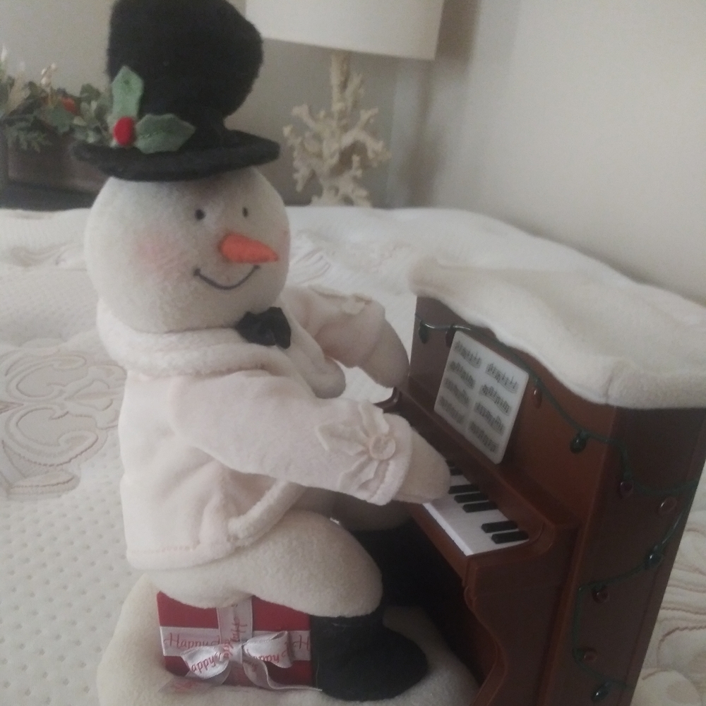 Piano playing snowman